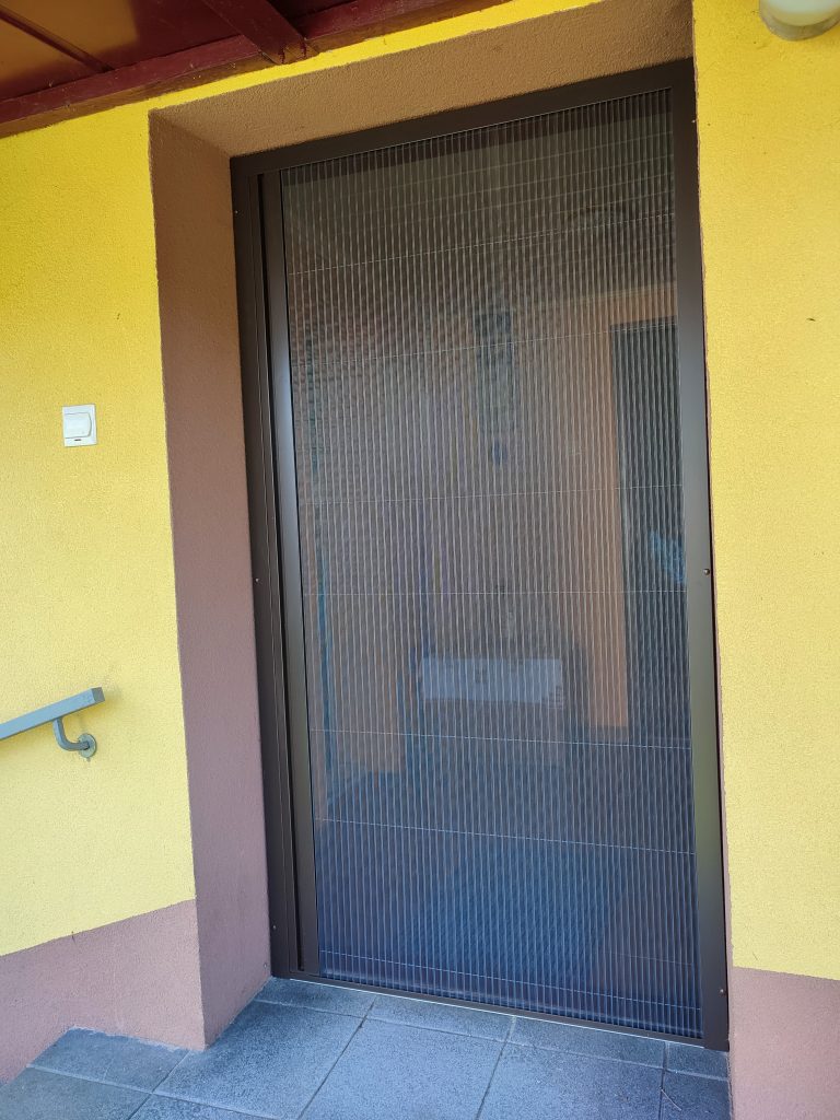 Moskitiera plisowana na wejściu do domu - Paszczyna