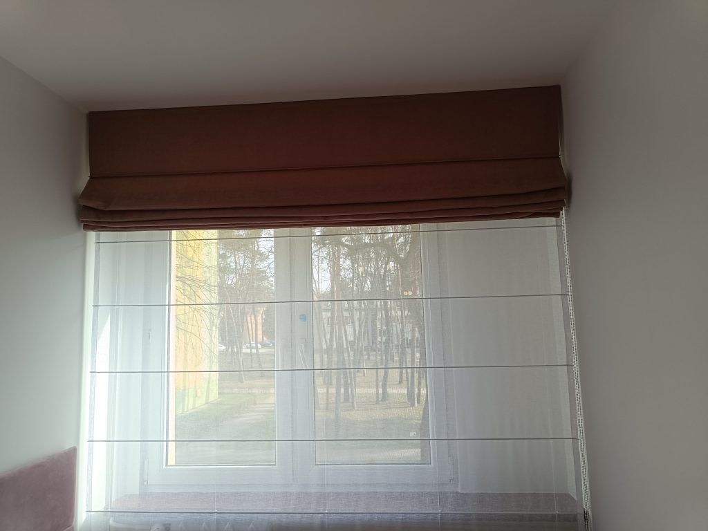 Podwójne rolety rzymskie w sypialni - Pustków Osiedle