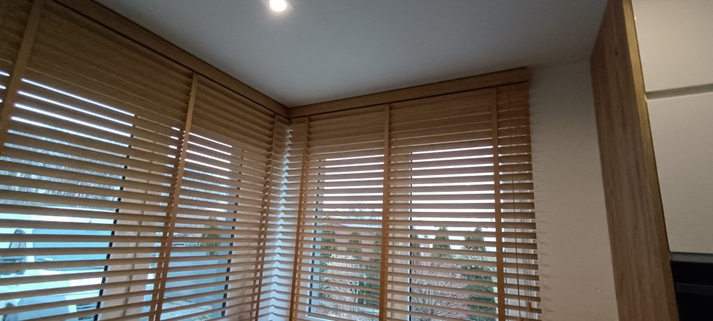 Żaluzje aluminiowe w oknie narożnym - Boggi Okna Podkarpacie