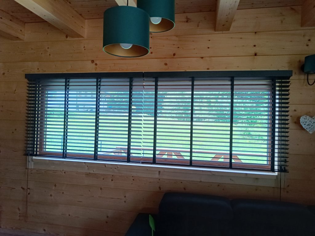 Żaluzje na oknie szerokim - Braciejowa